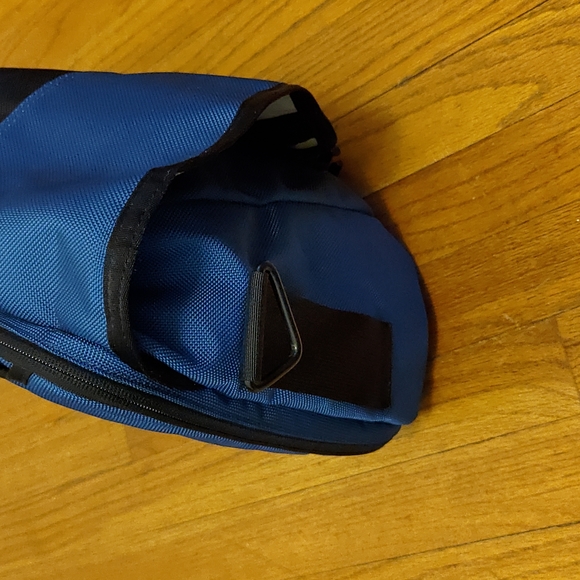 Small blue & black Timbuk2 laptop messenger bag with cross-body strap - Picture 14 of 15